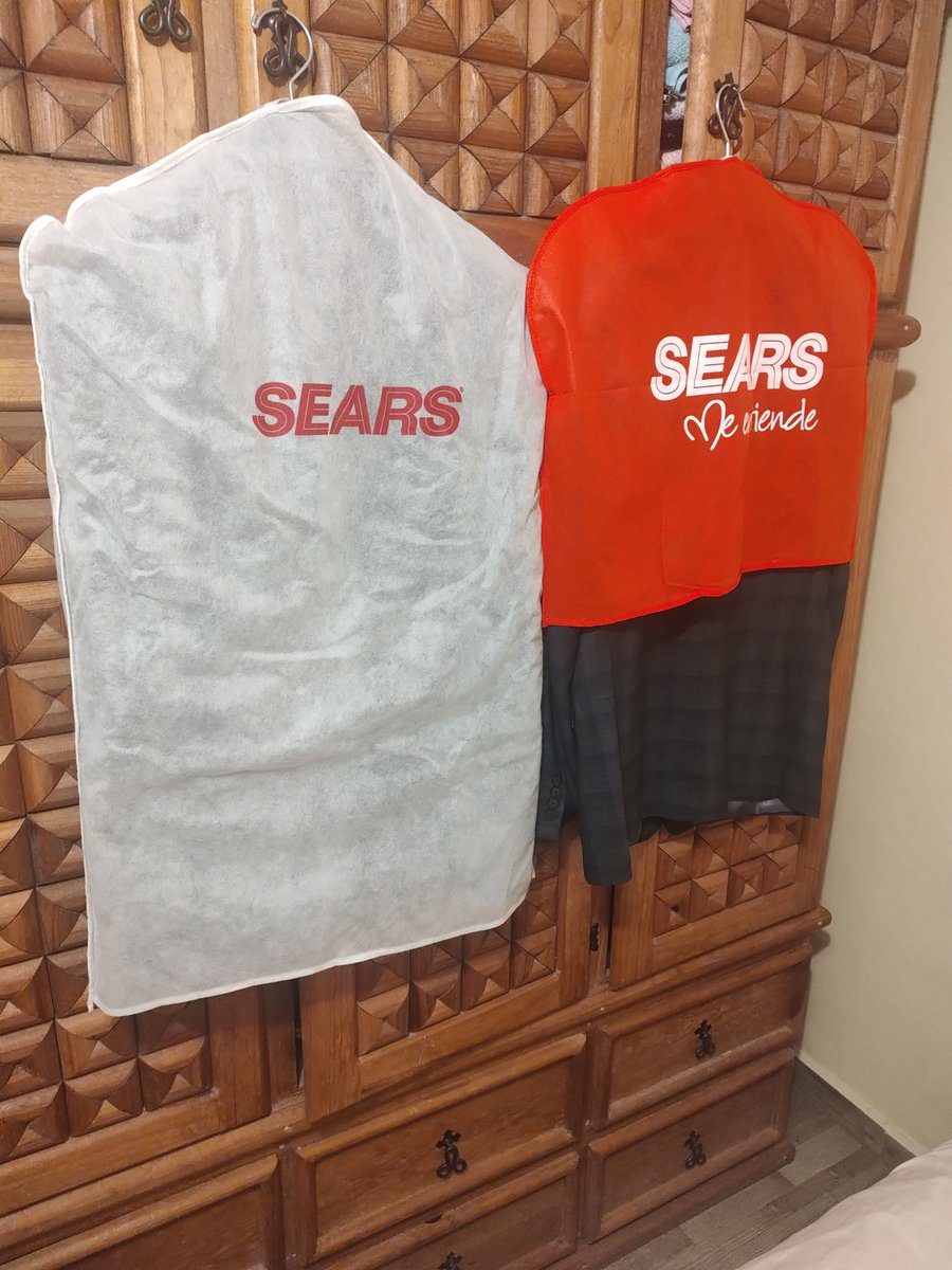 isra0110's tweet photo. @searsmexico  ¿en que momento pasaron del protector blanco que cubre todo el saco al rojo que solo es a la mitad? Díganme qué protege eso? ¿Qué las marcas de trajes que venden ustedes no ofrecen sus propios porta traje cuando se adquieren con ustedes? https://t.co/tK0P3qO9MJ