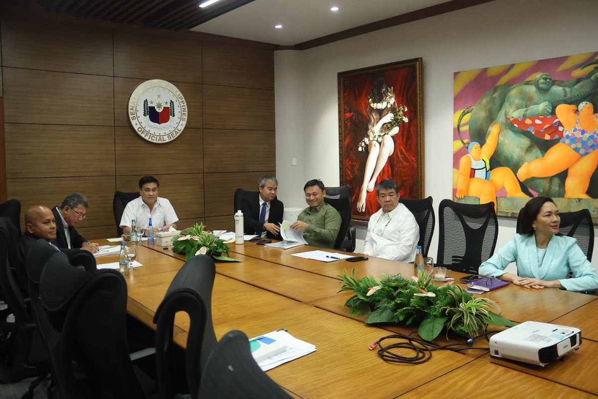 senatorjoelv's tweet photo. Nagkaroon po tayo ng maagang pagpupulong kasama ang Senate select oversight committee para matiyak ang wastong alokasyon at paggamit ng intel at confidential funds ng gobyerno 🙏 #WorkWorkWork
#EmpleyadoSaSenado
#Tesdaman
#MAJOel https://t.co/uxiqn7ifBm