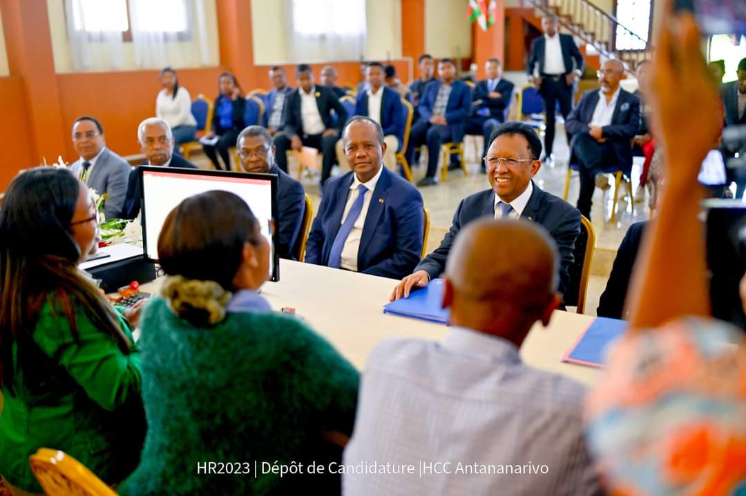 HR__Officiel's tweet photo. 🇲🇬 C'est avec un profond sens du devoir envers notre nation que j’ai déposé ce mardi ma candidature aux #élections_présidentielles. Je crois en la possibilité d’offrir un avenir plus prospère et plus équitable à mes concitoyens.  Ensemble nous pourrons le faire. Rejoignez nous.💙 https://t.co/VLfabmZHv6