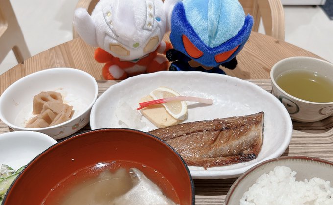 ふわタロ「やぬしにしては健康的なメニューだ」ふわトレ「ふふん、そうだろう。農林水産省の食堂が美味しいらしくてね。今日は普段から不摂生なやぬしを連れてきたんだ。」やぬし「焼魚なんて久しぶり…え、マジでめちゃくちゃ美味しいお魚だ…!うめぇぇぇ」#M78ふわふわが集まるタグ 