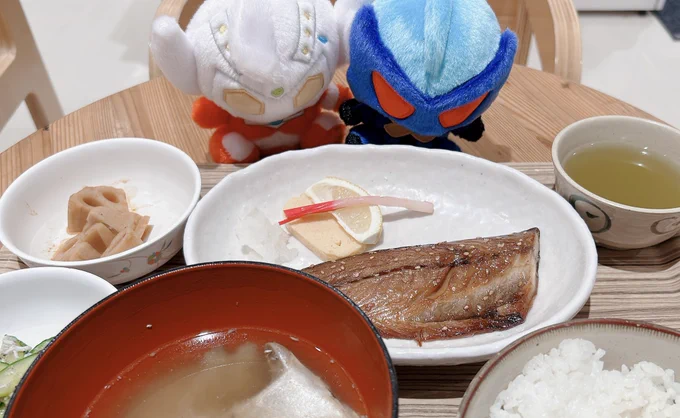 ふわタロ「やぬしにしては健康的なメニューだ」ふわトレ「ふふん、そうだろう。農林水産省の食堂が美味しいらしくてね。今日は普段から不摂生なやぬしを連れてきたんだ。」やぬし「焼魚なんて久しぶり…え、マジでめちゃくちゃ美味しいお魚だ…!うめぇぇぇ」#M78ふわふわが集まるタグ 
