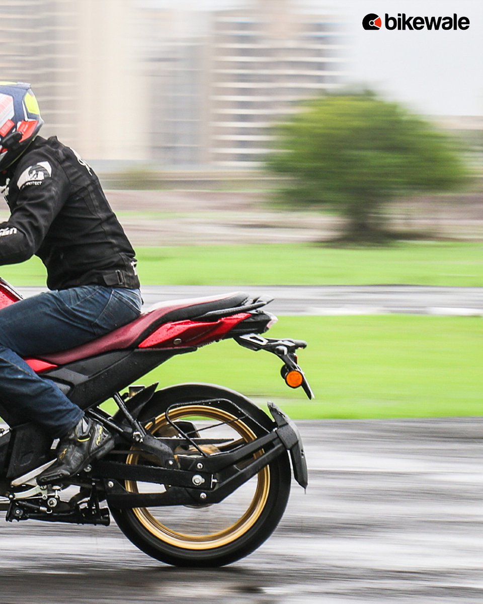 BikeWale's tweet photo. #YamahaFZSFiV4 gets a comfortable riding position. This bike is quite easy to ride in the city. The bike is equipped with #149cc engine that offers decent fuel efficiency. Letβs take a peek at some stunning images of #Yamaha #FZSFiV4.
Read more: https://t.co/l904SmfCSW
#BWPhotos https://t.co/RbiiNN9GmL
