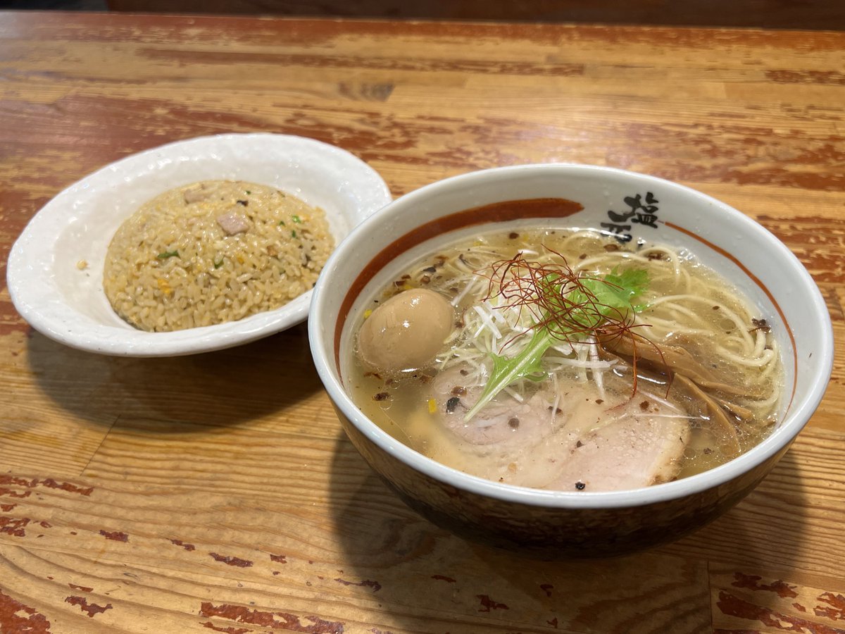 susuru_tv's tweet photo. 大阪でいっぱいラーメン食べました。 https://t.co/KtacKwBPOB
