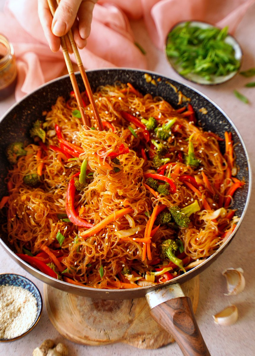 Make a super satisfying Korean-inspired vermicelli stir-fry in under 30 minutes! 😍 The dish is vegan, gluten-free, healthy, and very delicious. 🥰
📌Recipe: elavegan.com/asian-vermicel…
#Elavegan
#veganrecipe
#glutenfree
#vermicellistirfry