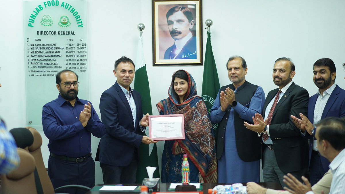 PFAHQOfficial's tweet photo. Acknowledging the efforts of Punjab Food Authority to curb menace of adulteration, representatives of multinational carbonated drink company visited headquarters of authority to express their appreciation for rooting out adulterated counterfeit beverages.

#PFAawards 
@CS_Punjab https://t.co/y2XCqLiQl6