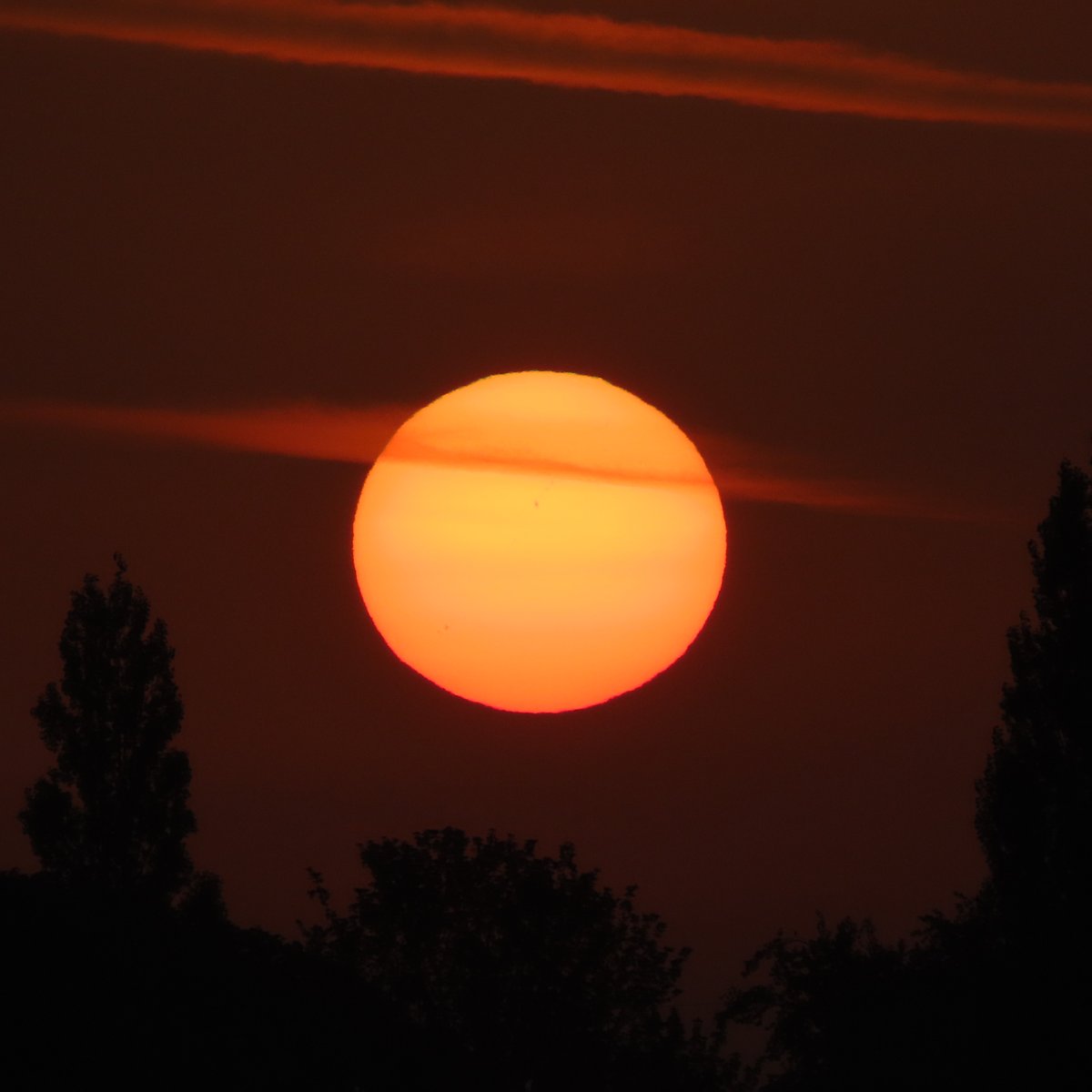 kevirlam's tweet photo. Sunrise this morning, Irlam, UK @metoffice #sunrise #weatehr #loveukweather #ThePhotoHour @BBCWthrWatchers https://t.co/AYeJJ7LOkm