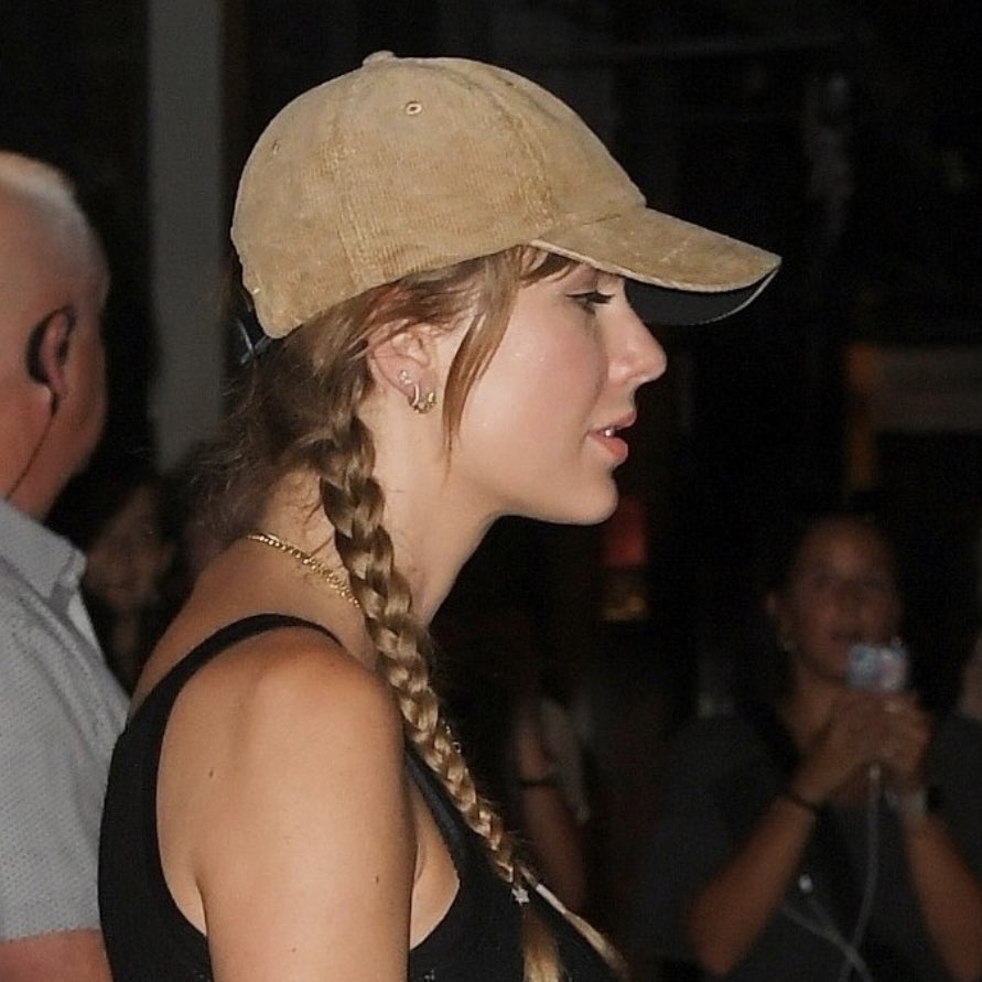 swifferupdates's tweet image. 📸| A closer look at @taylorswift13’s new piercings!