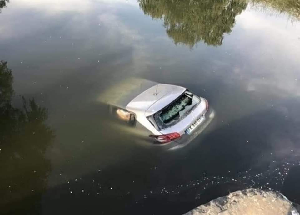 گاڑی پانی میں گر جائے تو کیا کرنا ہے؟ 

بہت سے لوگ صرف اس وجہ سے ڈوب گئے کہ وہ نہیں جانتے تھے:-

 اگر آپ خود کو گاڑی میں پانی کے اندر پاتے ہیں تو گھبرائیں نہیں۔

 1۔  دروازے کو دھکیلنے کی کوشش میں اپنی توانائی ضائع نہ کریں۔
 2۔  کھڑکی مت کھولیں، گاڑی میں داخل ہونے والا پانی آپ کو