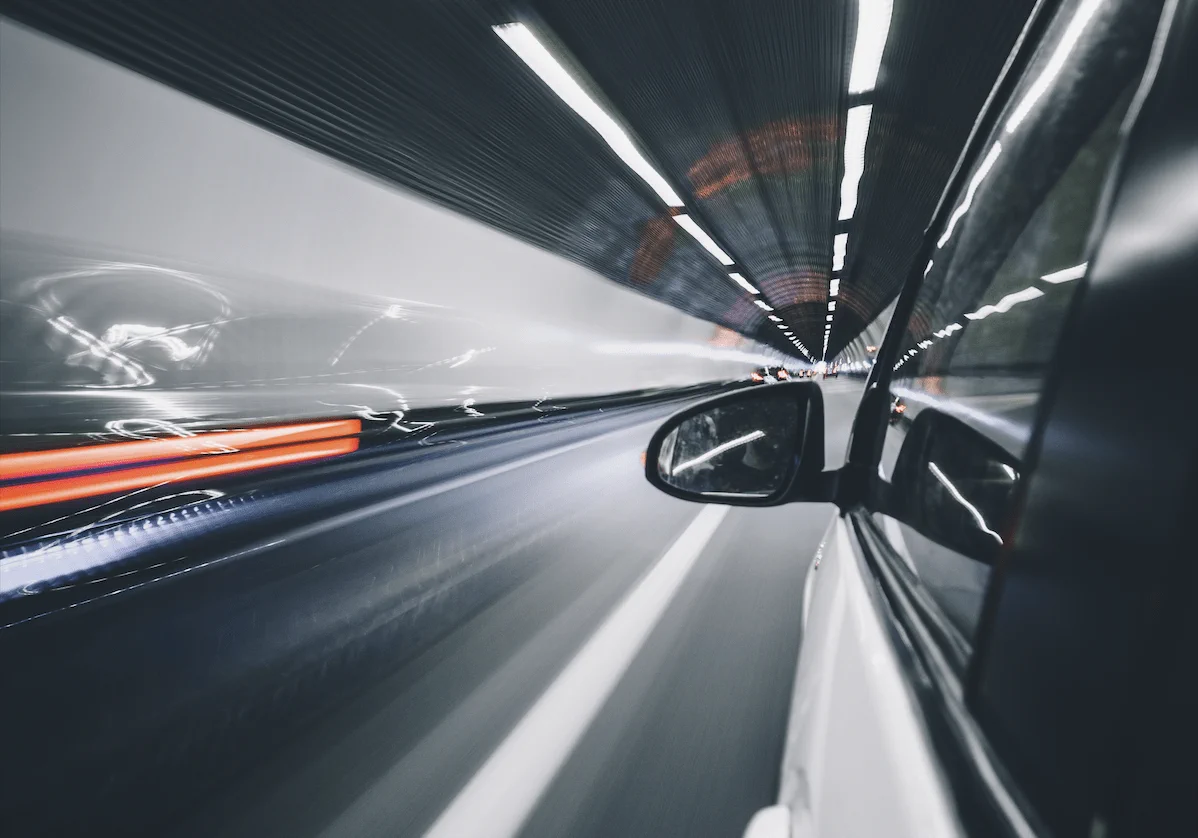 Ein Auto, das durch einen Tunnel fährt.