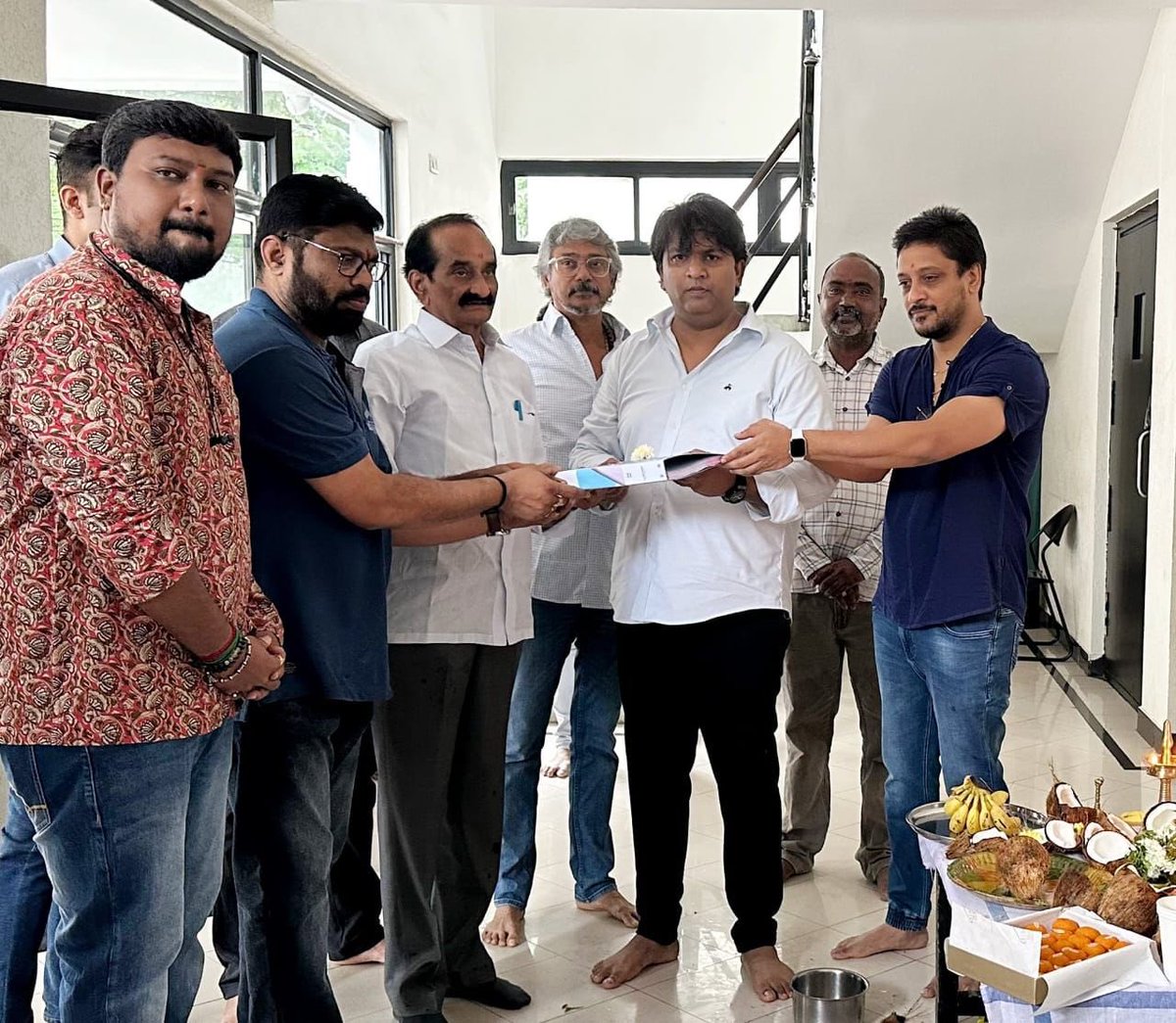 baraju_SuperHit's tweet photo. The dubbing for #DevilBritishSecretAgent has officially kicked off, and we couldn't be more excited! @NANDAMURIKALYAN is all set to enthrall us as a British secret agent. Get ready for an edge-of-your-seat experience! 🕵️♂️🔥 #DubbingInProgress #Devil
@iamsamyuktha_ @soundar16 @SrikanthVissa @rameemusic @vasupotini @mohitrawlyani @AbhishekPicture