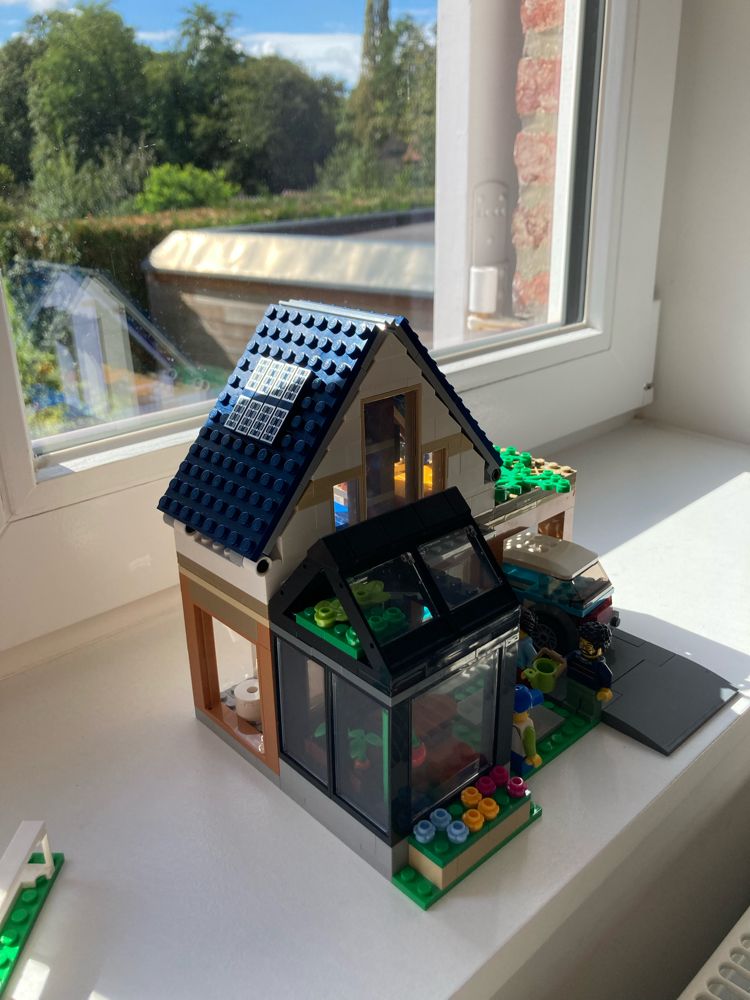 trsolarbaba's tweet photo. Artık LEGO'nun bir çok kitinde (bilhassa ev ile ilgili olanlarda) güneş paneli standart bir parça haline geldi. Böylece birçok çocuk küçük yaşta güneş enerjisi ile tanışıyor. https://t.co/E69rTMDpgK