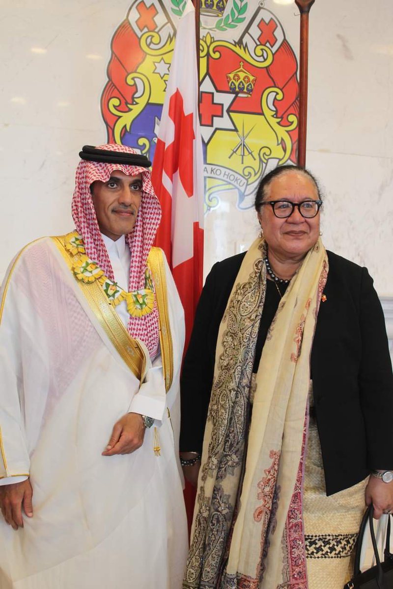 ConsulateKoT's tweet image. Prime Minister @Huakavameiliku met with Saudi Tourism Minister &amp;amp; Saudi Fund for Development Chairman, Ahmed Al Khateeb, in the Kingdom of Tonga. Key discussions on tourism, national museum, and Tonga's recovery efforts were held during this brief yet significant visit. 🇹🇴 🇸🇦