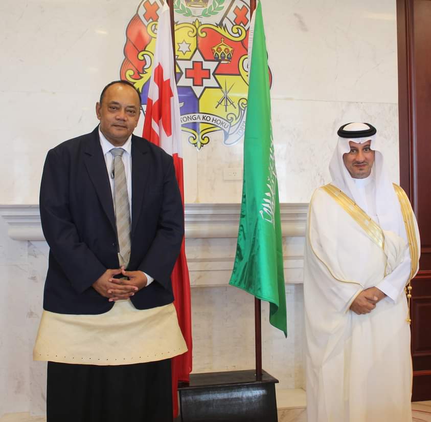ConsulateKoT's tweet image. Prime Minister @Huakavameiliku met with Saudi Tourism Minister &amp;amp; Saudi Fund for Development Chairman, Ahmed Al Khateeb, in the Kingdom of Tonga. Key discussions on tourism, national museum, and Tonga's recovery efforts were held during this brief yet significant visit. 🇹🇴 🇸🇦