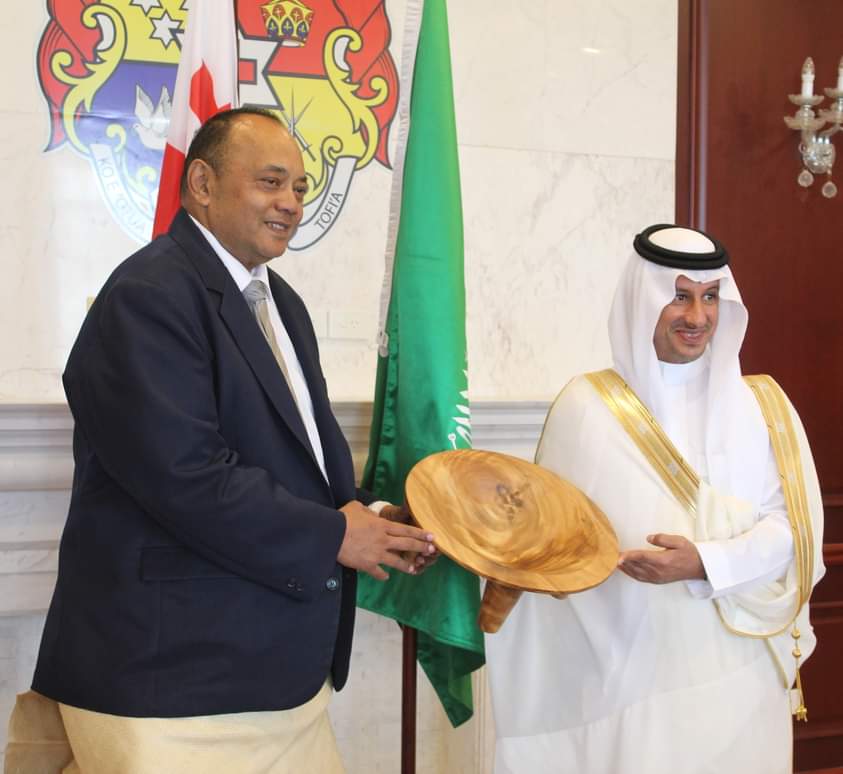 ConsulateKoT's tweet image. Prime Minister @Huakavameiliku met with Saudi Tourism Minister &amp;amp; Saudi Fund for Development Chairman, Ahmed Al Khateeb, in the Kingdom of Tonga. Key discussions on tourism, national museum, and Tonga's recovery efforts were held during this brief yet significant visit. 🇹🇴 🇸🇦