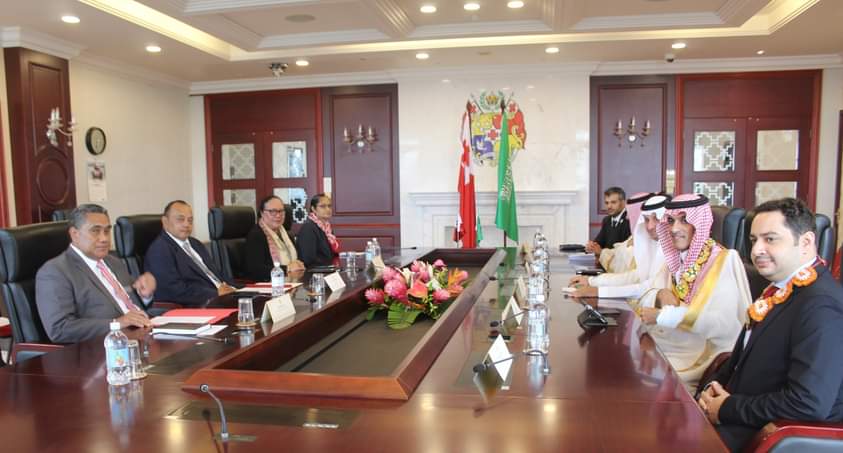 ConsulateKoT's tweet image. Prime Minister @Huakavameiliku met with Saudi Tourism Minister &amp;amp; Saudi Fund for Development Chairman, Ahmed Al Khateeb, in the Kingdom of Tonga. Key discussions on tourism, national museum, and Tonga's recovery efforts were held during this brief yet significant visit. 🇹🇴 🇸🇦