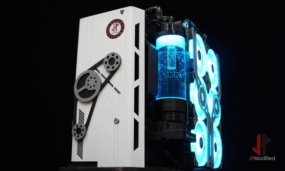 ThermaltakeInc's tweet photo. Show of hands: Who else loves this scratch build?🙌
Made by @jpmodified on IG featuring our custom liquid cooling components!
#Thermaltake #TTLCS #pcgaming https://t.co/l0H12TgRNp
