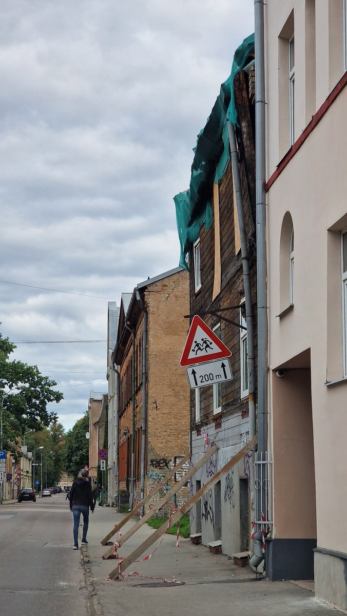 guntars_i's tweet photo. Dārgā @RigasDome, pavisam nesen tika slēgta Valdemāra iela dēļ plaisas fasādē, šis brīnums jau vairāk kā mēnesi Mēness ielā stāv ar iespēju uzkrist garāmgājējam vai braucējam. Tie trīs koki nepalīdzēs. BV juristi gatavojot atbildi, termiņš 21.09, gaidām juridisku risinājumu! 🤷‍♂️🤦 https://t.co/spAV4RLoNl