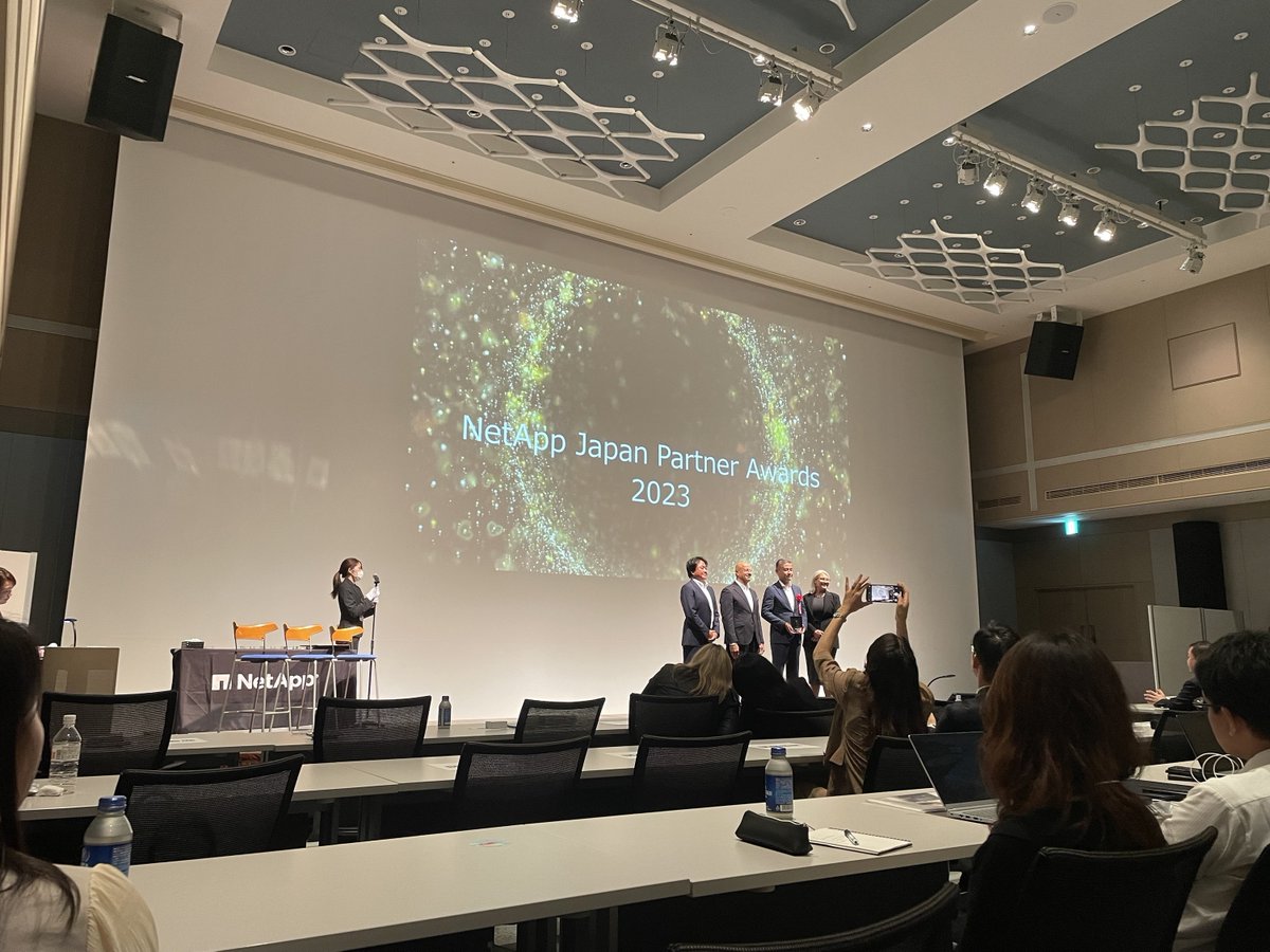 2023/8/31に開催されたNetApp Partner Summit 2022にて、Advanced Solution Leading AwardおよびMomentum Awardを受賞いたしました！

皆様のお力添えのおかげで受賞することが出来ました。
今後とも皆様のビジネスに貢献できるよう精進してまいります。