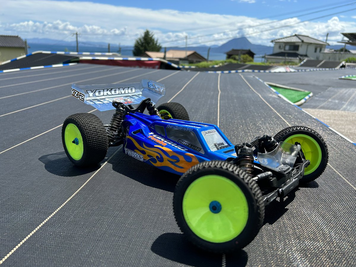 hiero57897544's tweet photo. 今帰宅ーー！

やっぱりラジコンは最高っ！
奥様に感謝っ！

yz-2はよく走ってくれましたー！

td4は相変わらず硝子の脚でした・・・
今回はフロントのアップライトのネジ穴広がってアッパーアーム外れて終了😆

#76DIRTRCCIRCUIT
#yz2
#ババロア持ち
#td4
#yokomo https://t.co/dK50t5ZdzN