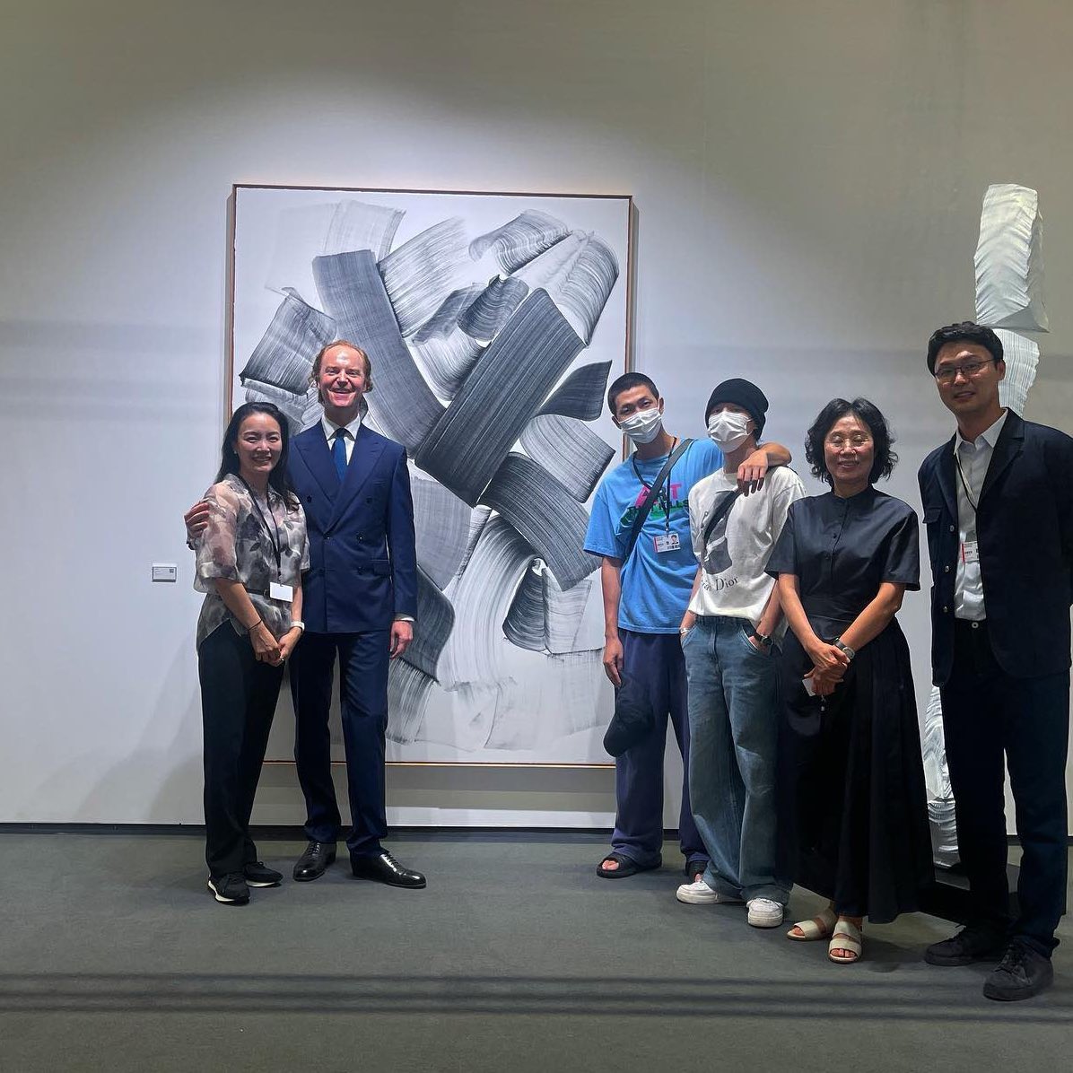 info_jimin's tweet photo. 📷 Jimin e Namjoon na 'frieze seoul 2023' 💗

OS MIMOS NÃO PARAAAM 😭 CORAÇÃO TA QUENTINHO DEMAIS! https://t.co/gEdIh3S14s