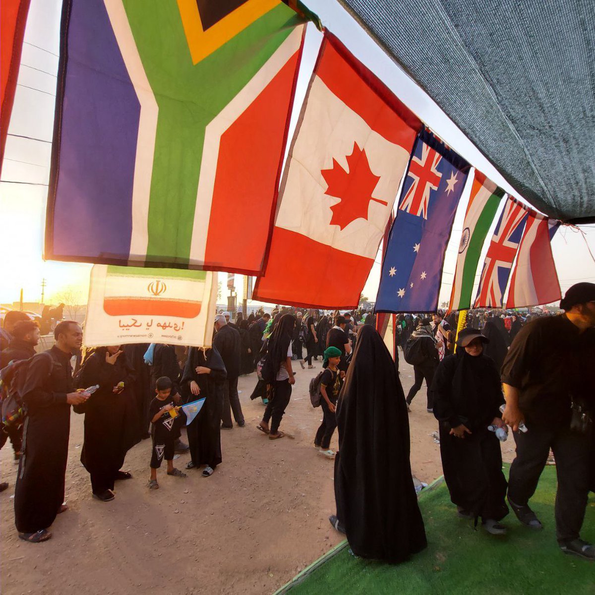 neda_akhavan's tweet photo. Arbaeen unites the entire human race under one banner without any kind of discrimination 🌻😇

#Arbaeen2023
#wednesdaythought https://t.co/GAMoFGkbp1