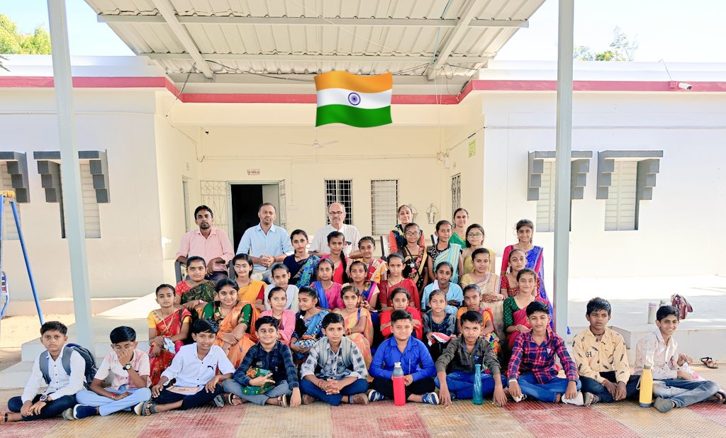 Hiteshsundha2's tweet photo. Celebrating #TeachersDay as a teacher was bit extra Amazing. Definitely their Competition in future will increase with time but us teachers keep motivating them. Greatfull✨🤞.

#ProjectUtthan
#Adani
#TeachersDay2023 https://t.co/fV8v54D31e