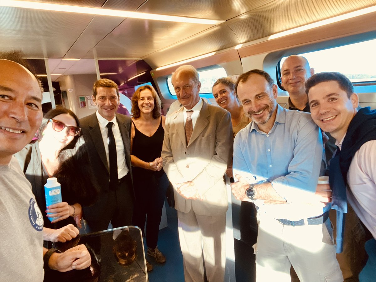 Belle rencontre dans le train qui me conduit à l’assemblée générale des maires de la Meuse avec l’excellent <a href="/gerardlonguet55/">Gérard Longuet</a> et les toniques et sympathiques membres de la 75ème promotion de l’<a href="/IHEDN/">IHEDN</a> 
Vive la France qui s’engage !