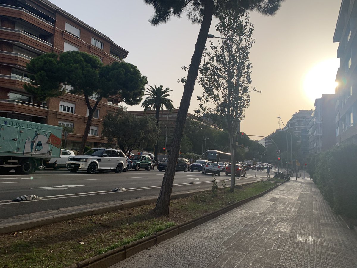 bcn_pitu's tweet image. Com tenim l’estudi del #carrilbici de #viaaugusta @jaumecollboni ? Cua kilométrica aquest mati entre Ganduxer i Plaça Molina