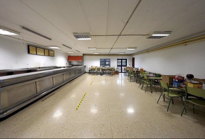 begonyamezquita's tweet photo. Més de quaranta anys regentat per la mateixa família, el bar de l’IES LLUÍS VIVES de València queda en mans d’una enpresa sense ànima. Hòstia!
(Imatge de José Azcárraga) https://t.co/FQsaytch0T