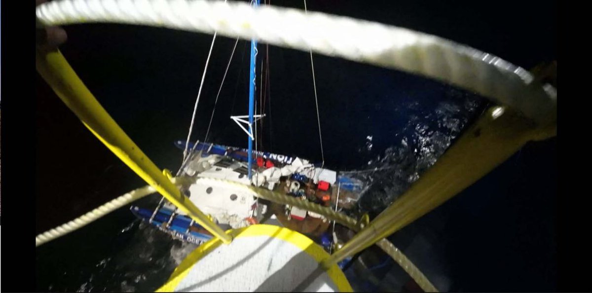 Акулы напали на катамаран российской кругосветной экспедиции Russian Ocean Way в Тихом океане. Хищницы прокусили баллоны судна, и оно начало тонуть.

Сигнал SOS услышали, и сухогруз спасательной службы Австралии спас экипаж. Евгения Ковалевского, Станислава Берёзкина и Винсента