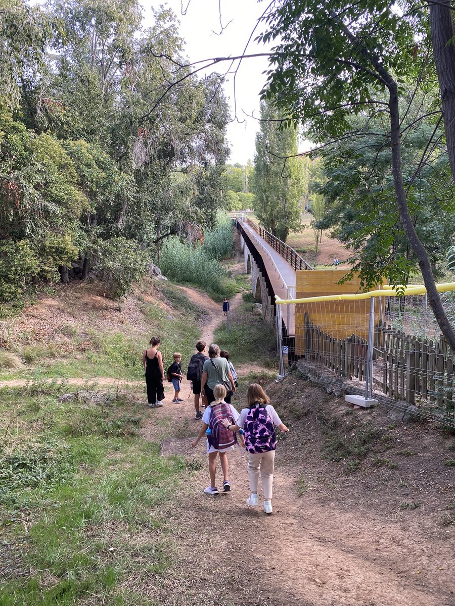 Bon dia <a href="/josepmvalles/">Josep Maria Vallès</a> <a href="/ajsantcugat/">Aj. Sant Cugat</a> Una comitiva d’alumnes del <a href="/pinsdelvalles/">Escola PinsdelVallès</a> <a href="/afapinsvalles/">AFA Escola Pins del Vallès</a> travessa, un curs +, la riera de Can Vernet per anar a l’escola. Us convidem a acompanyar-nos el primer dia de pluja <a href="/juntsxstc/">Junts per Sant Cugat 🎗</a> <a href="/cugatmedia/">Cugat Mèdia</a> <a href="/totsantcugat/">TOT Sant Cugat</a>
