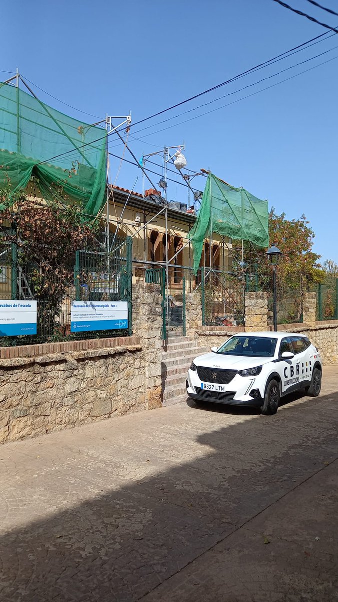 CBRconstruccio's tweet photo. 🏗 A #Ulldemolins, hem renovat part de la teulada de l'Escola Montsant amb l'objectiu d'instal·lar-hi plaques solars per l'inici del curs escolar 2023-2024. No us perdeu el resultat final 😉

#CBRConstruccions #GrupClau #Priorat #reformes #obranova https://t.co/g85iF8GWGj