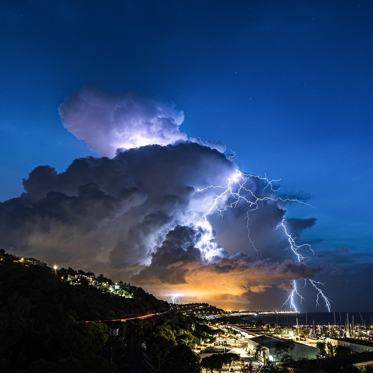benihunter_'s tweet photo. Une nuit prometteuse autour de #Barcelone en #Espagne dans la nuit du 29.08.2023. Cette #orage offre un triple impact de foudre en extranuageux pour le plaisir des yeux.

#eosr5  canon 15-35 f2.8 15 mm

@KeraunosObs @CanonFrance @Stormyalert @AEMET_Cat @WMO https://t.co/0QYaPNZYHS