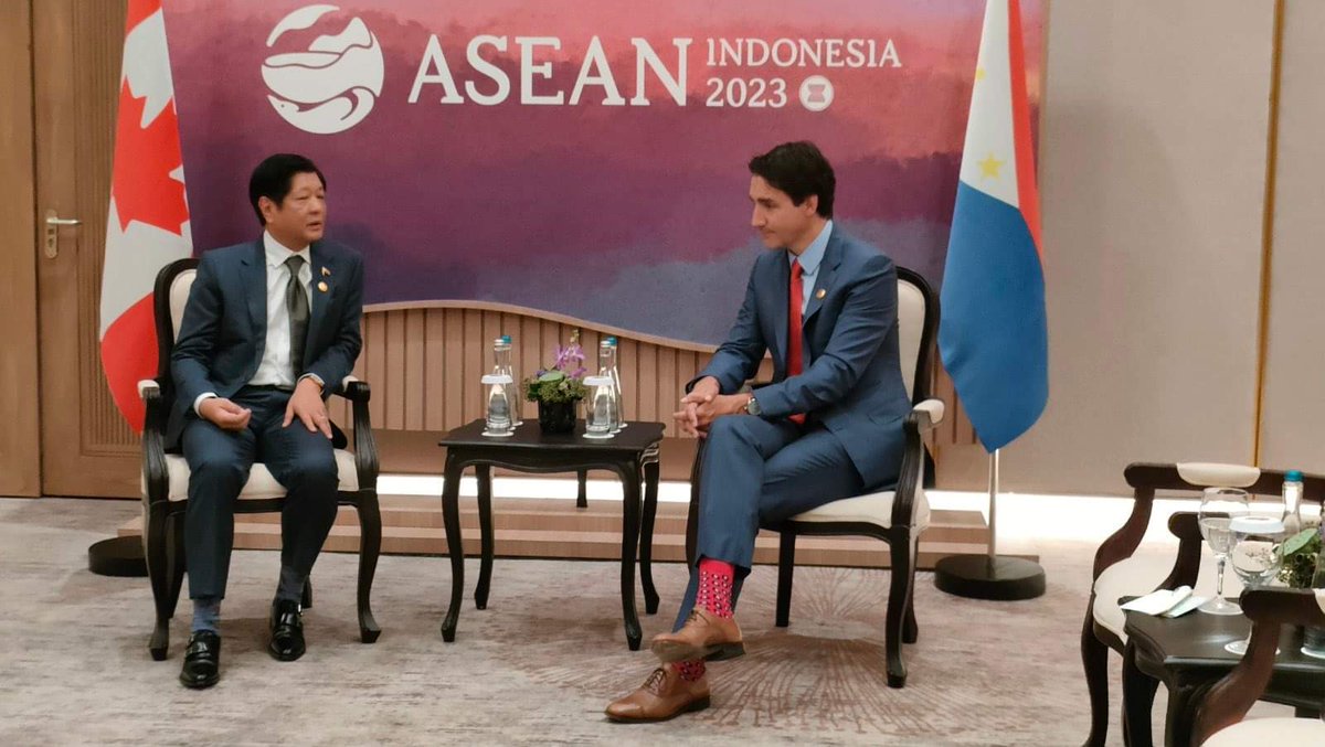 arcelo_ian's tweet photo. This is huge disgrace and disrespect to our Philippine flag π΅π. Anong klaseng paglalagay ng nakabaligtad na watawat na parang umpisa nga ng giyera? Bobo talaga itong si Marcos na Boy Alamano. Paglabag yan sa Batas Republika Bilang 8491) Flag & Heraldic Code of the Philippines). https://t.co/NXOWEnnEBG