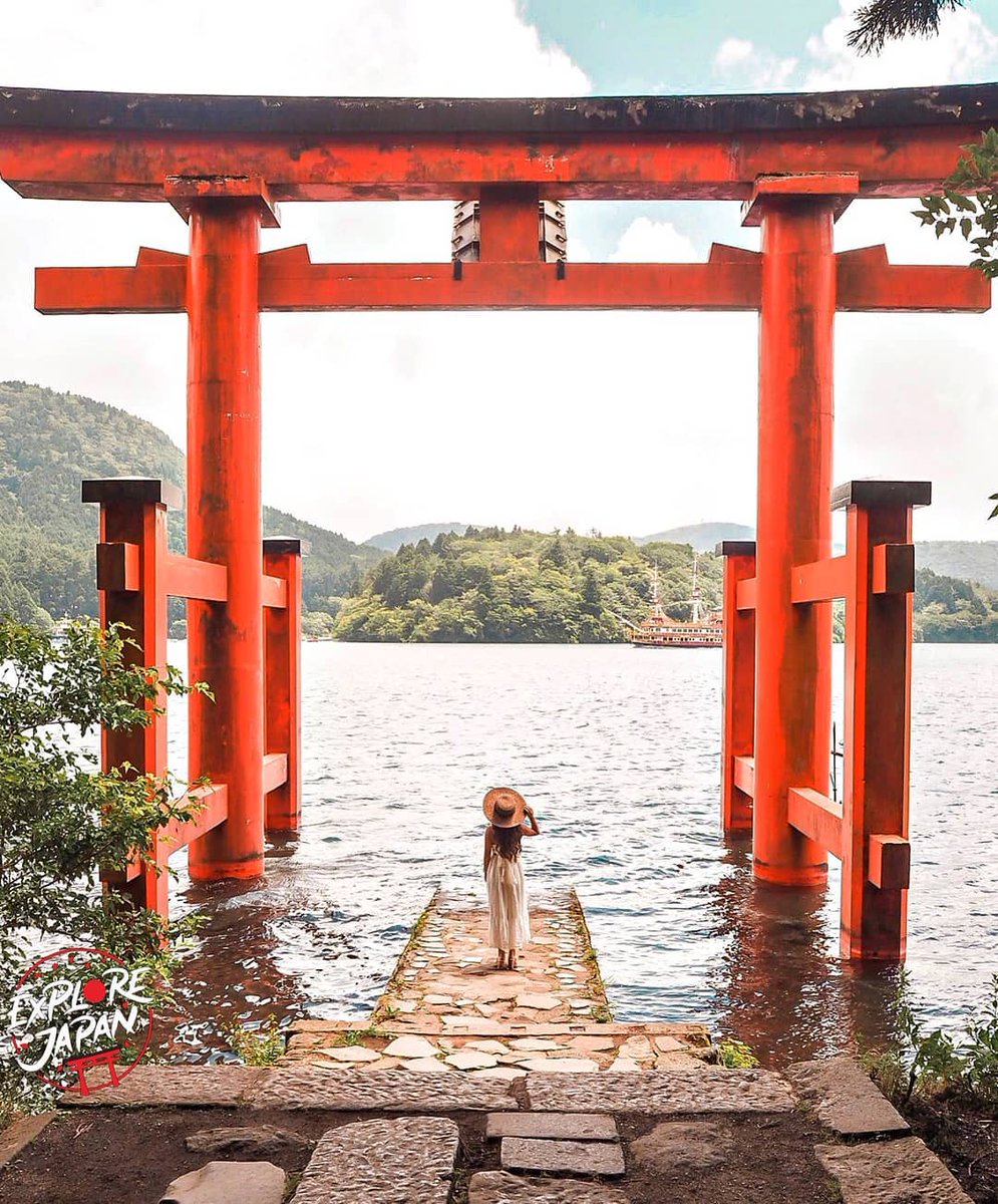 The Great Torii Gate of Hakone Temple ⛩️ (Instagram: explorejpn)
