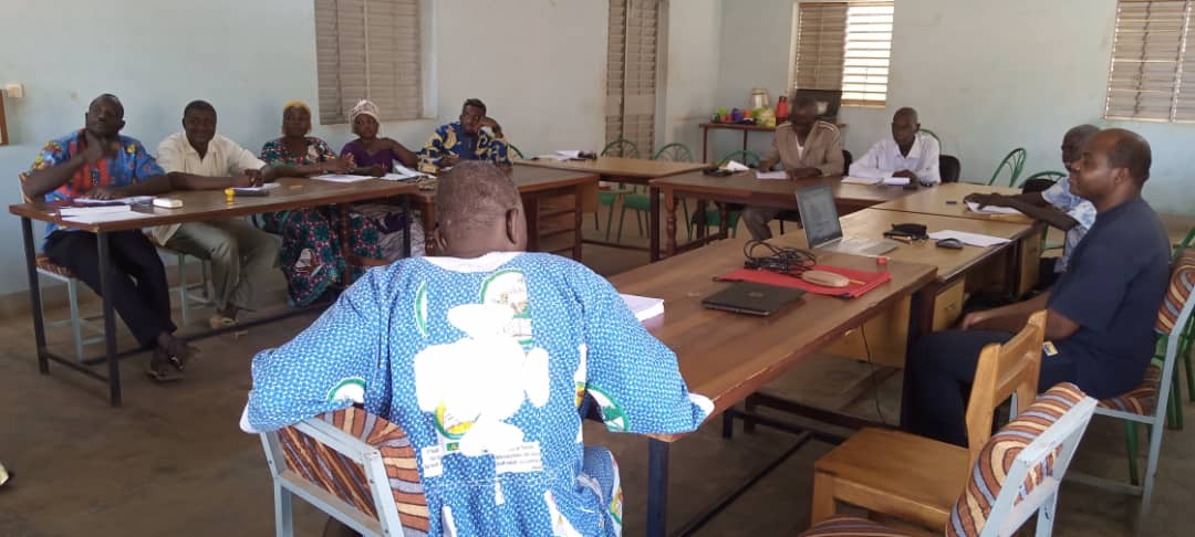 wycliffeuk's tweet photo. Pray that projects in Burkina Faso that have completed the translation of the New Testament will receive new funding to continue translating the Old Testament.
📸: Review session of the New Testament for the Djan team in #BurkinaFaso
#BibleForEveryone #TryPraying #Pray https://t.co/886M2NY87S