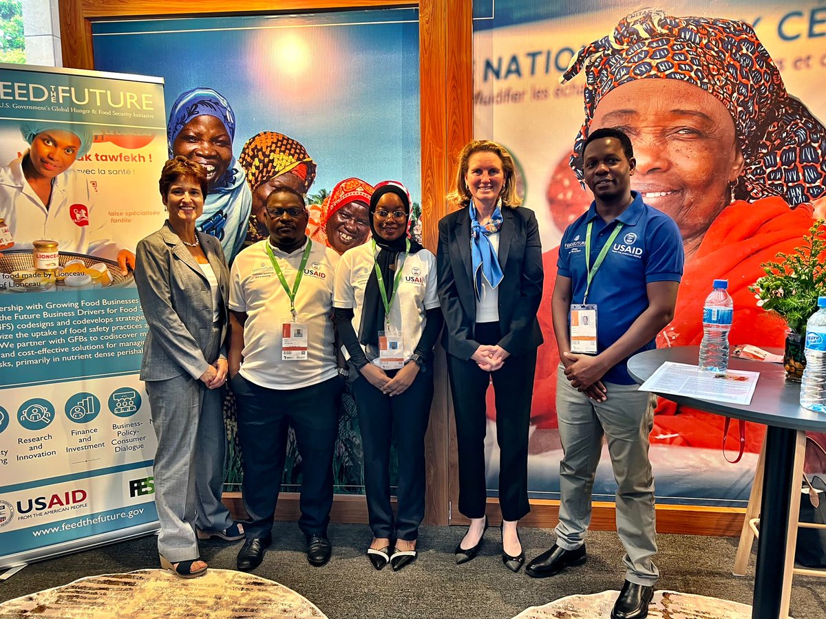 At the #AGRF2023 @ColemanUSAID & @DinaEsposito10 visited @USAID's @FeedtheFuture Private Sector Strengthening booth to learn how the project is creating economic opportunities & improving the business enabling environment for #youthentrepreneurs in agriculture. @TetraTechIntDev