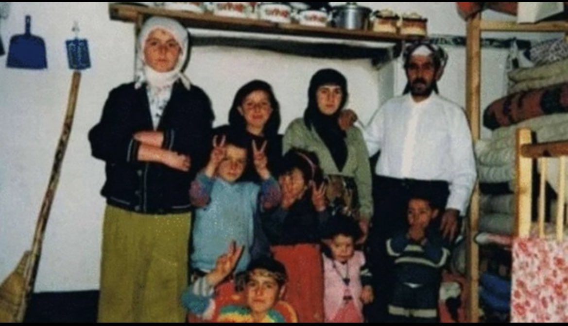 SezaiTemelli's tweet photo. Muş’ta 90’lı yıllar köy yakma, faili meçhul cinayetleri ve benzer hak ihlallerinin zirve yaptığı yıllardı. Zengök köyünde 5 kişinin bağlanarak yakılması, Eralan köyünde Murat nehri kenarında kurşuna dizme vakası, Murat Köprüsü altında enseden infaz edilme… https://t.co/sdpV0E1Qok