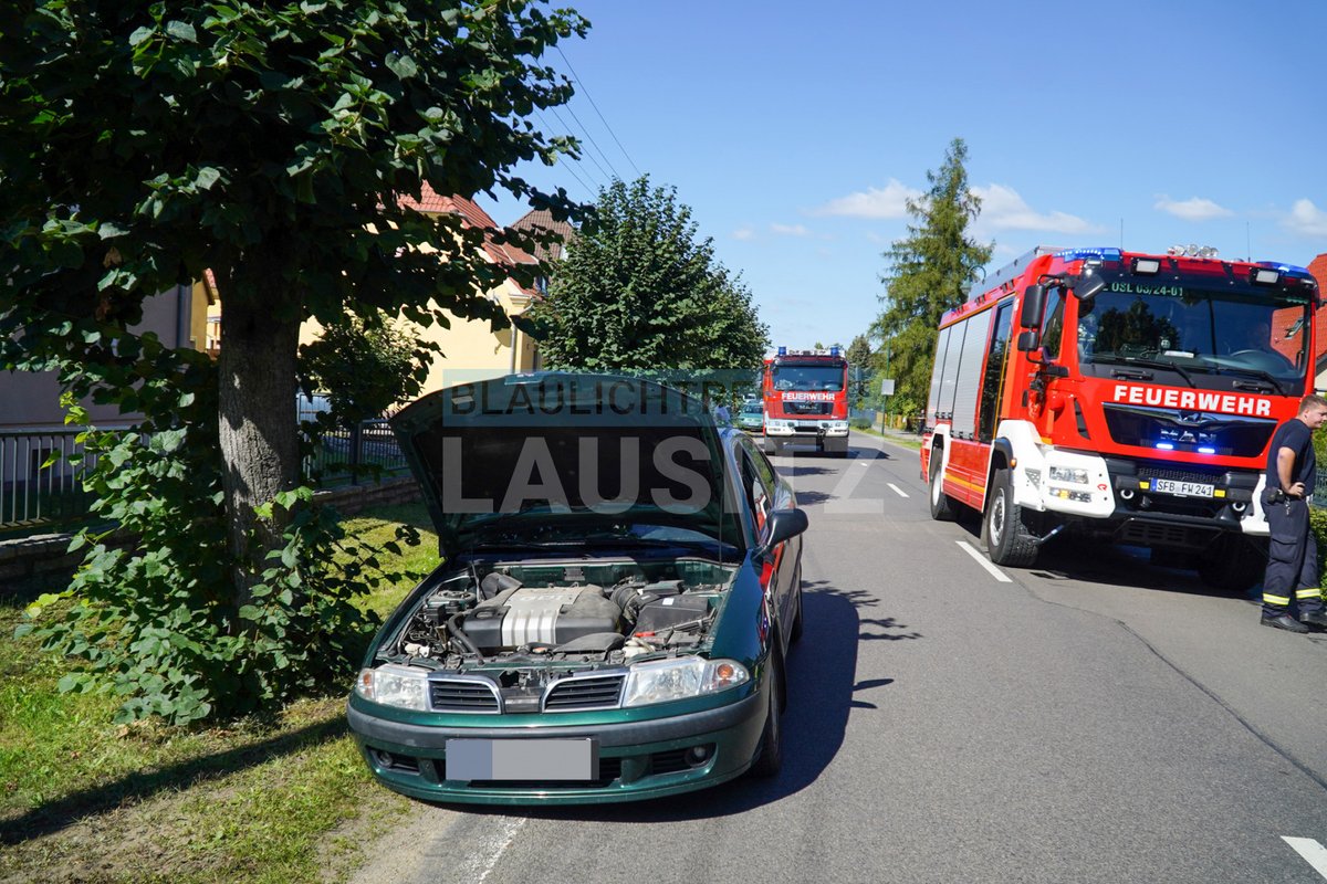 BR_Lausitz's tweet photo. 🚨 Neuer Beitrag online! 🚨
Großkoschen: Mitsubishi kollidiert mit zwei geparkten Fahrzeugen
Am 4. September 2023 um 11:20 Uhr ereignete sich in Großkoschen auf der Dresdner Straße ein Verkehrsunfall. Ein PKW Mit...
https://t.co/6oSO5vSu4T
#BlaulichtreportLausitz #Hilf... https://t.co/K1pCXySC4N