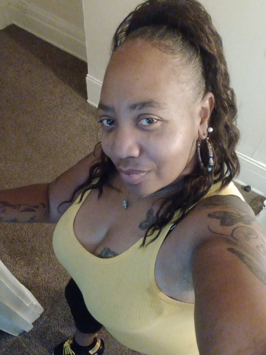 Steeleher_Angel's tweet photo. Happy Hump Day 🖤💛 https://t.co/TMKvcF4yyA