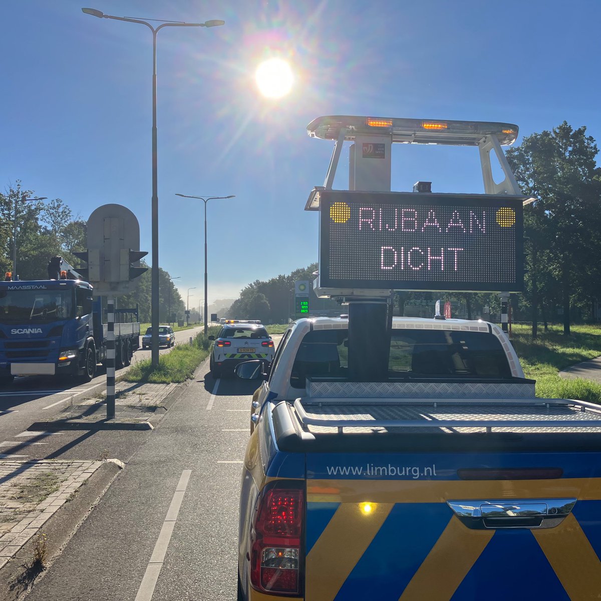 WIS_Limburg's tweet photo. Door een grote brand in Wahlwiller is de #N278 in beide richtingen dicht tussen Wittem en Nijswiller. Zo geven we de hulpdiensten alle ruimte. Verkeer kan lokaal omrijden. Onbekend hoe lang het gaat duren❌❌ ^Wis Jeroen & Joep @RWSverkeersinfo @ANWBverkeer https://t.co/Cf5gvVqU41