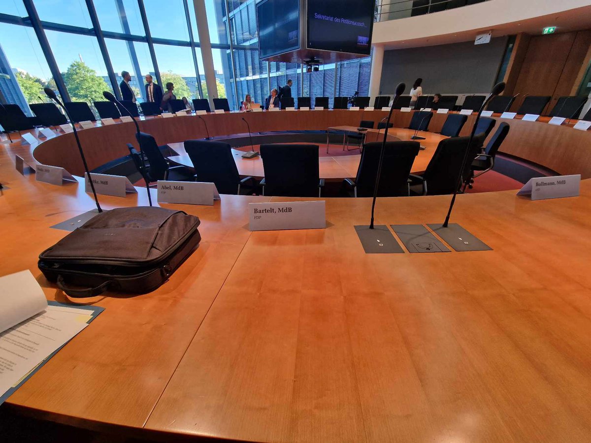 C_Bartelt's tweet photo. Tag 3 im #Bundestag.
Nur der frühe Vogel fängt den Wurm. Heute Morgen ging es gleich weiter im Petitionsausschuss.
Wie sich Gesetze auf die Bürger auswirken, das erfahren wir Abgeordnete u.a. hier im Petitionsausschuss. Also ziemlich wichtig. #fdp #fdpbt #liberal #fdpmv https://t.co/CDSB0aNnxi