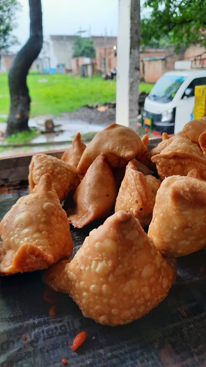 Just stumbled upon this mouthwatering pic of a samosa in my phone 📸🤤 Now I'm hit with the ultimate samosa craving! The crispy golden crust, the aromatic spices, and that perfect triangular shape... someone, please teleport me to samosa paradise! 🪄 #SamosaCravings #Foodies