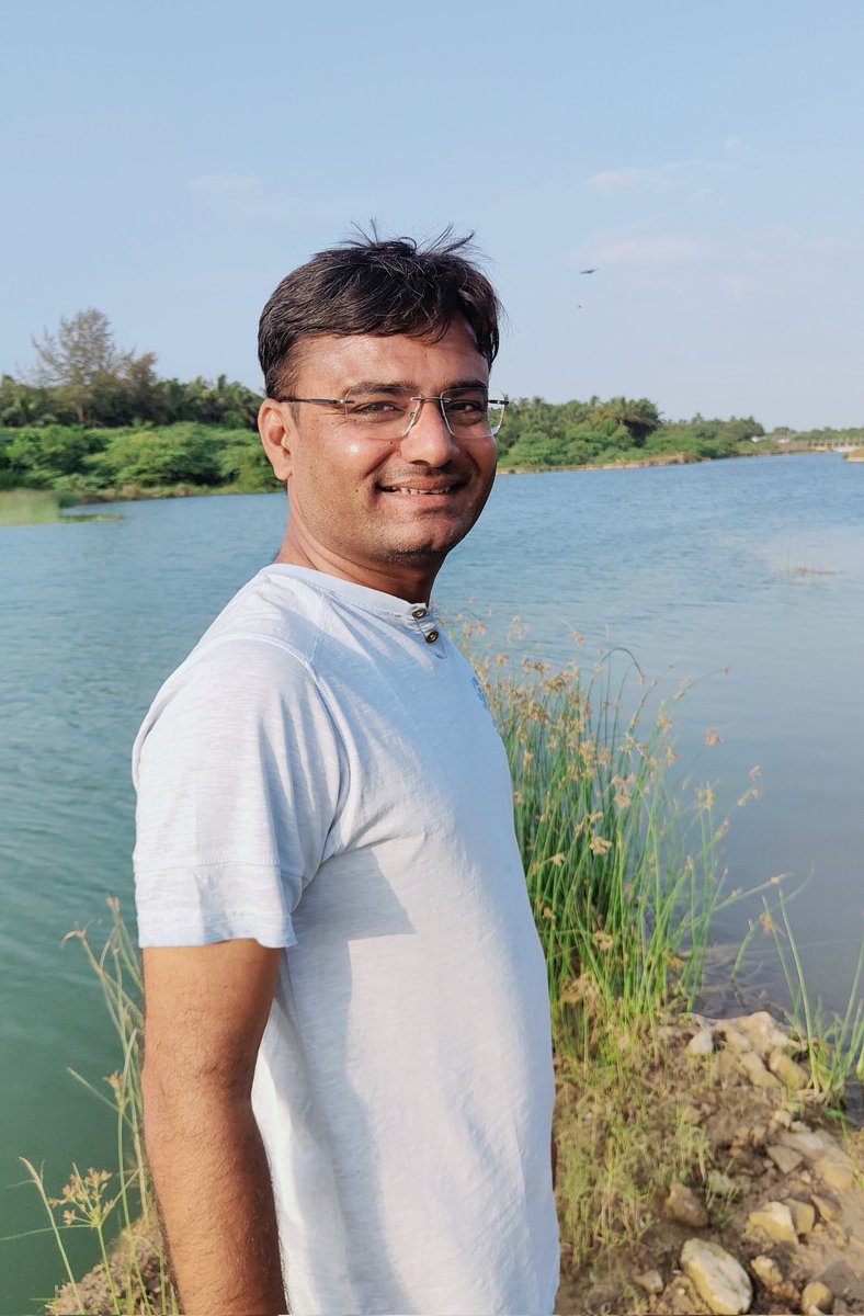 किसी की मुस्कुराहटों पे हो निसार
किसी का दर्द मिल सके तो ले उधार
किसी के वास्ते हो तेरे दिल में प्यार 
जीना इसी का नाम है ! 

शैलेंद्र