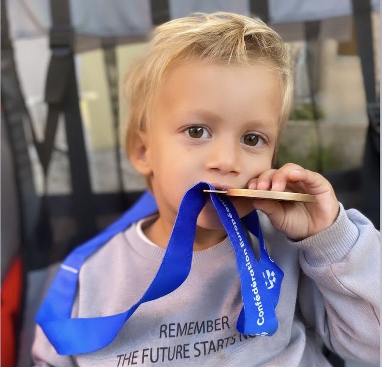 When daddy come back home with 🥉

👨‍👩‍👧‍👦 Alessandro Bracceschi, Hollanda Milli Takımı’yla kazandığı bronz madalyayı çocuklarıyla paylaştı.