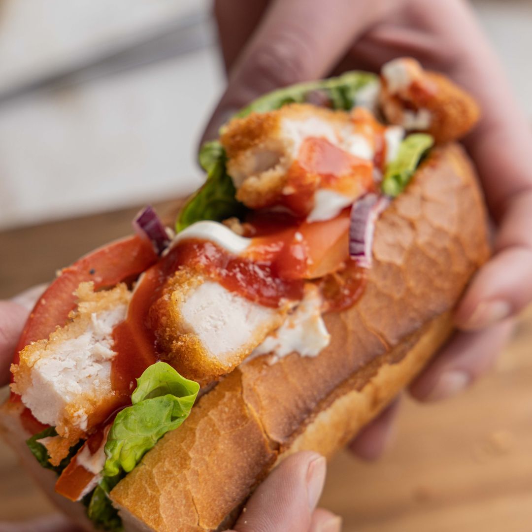 goapplegreen's tweet image. What’s your favourite chicken fillet roll combo?😋
Here at Bakewell, we offer a flavourful experience with 100% Irish chicken and endless possibilities for your lunch time feed💚Why not be adventurous and go for our new Hot Sauce &amp;amp; Blue Cheese sauce combo?🔥
#ChickenFilletRoll