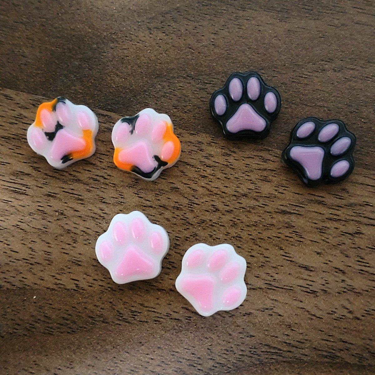 popom_a27's tweet photo. 猫の肉球アクセサリー作成中〜
肉球だけのピアスにするか
揺れる何かをつけるか悩みますな

#ハンドメイド #ハンドメイドアクセサリー #ねこ #猫 #レジン #レジンアクセサリー #ピアス #イヤリング #ハンドメイド好きな人と繋がりたい #POPOM https://t.co/P4jJpBmXDo
