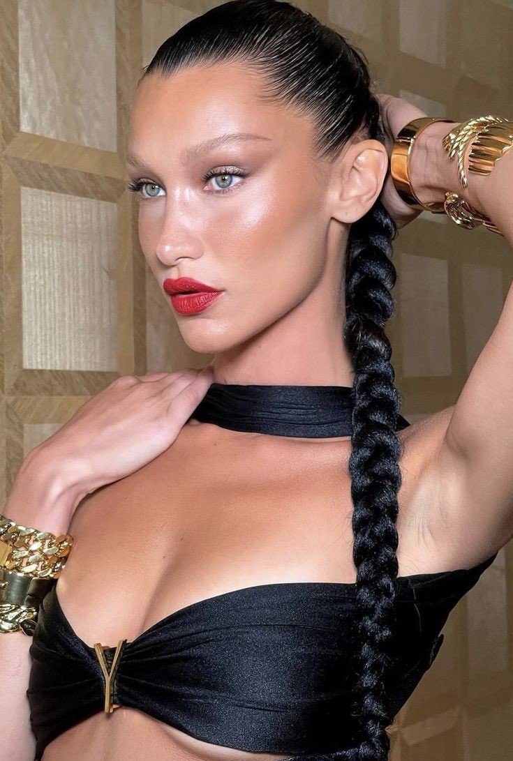 MOSSYVIBES's tweet photo. bella hadid https://t.co/2M3futWzJy