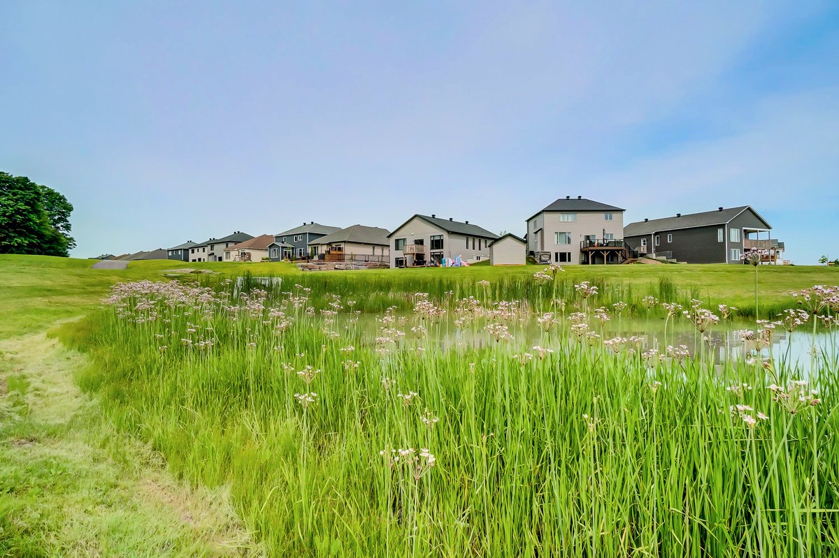 🌳 Experience the Best of Both Worlds at Place St. Thomas! Uncover the flawless harmony between convenience and style, where urban living meets natural beauty in a charming town. 

#PlaceStThomas #CityMeetsNature #ValecraftHomes #NewHomesEmbrun