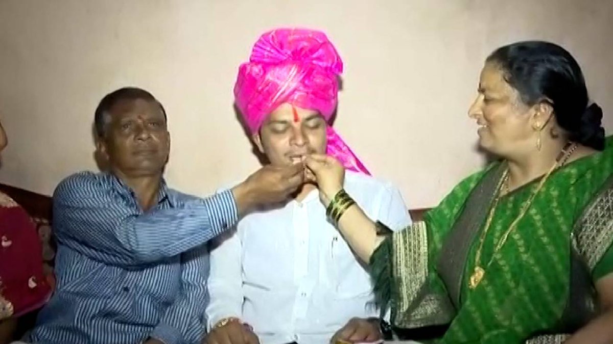 TV9Marathi's tweet photo. राजकारणात न जाता प्रशासकीय सेवेत जाण्याचा निर्णय, वयाच्या २३ व्या वर्षी कृषी विभागाचे उपसंचालक https://t.co/Zh2TYrZbBP https://t.co/0ryEp76apW